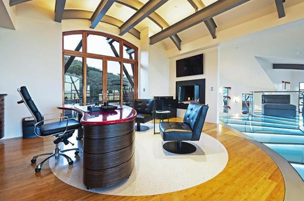 Michael Jordan, así es su casa. Cuando culmina la carrera de todo deportista no implica que se termine su vida laboral. Con frecuencia siguen vinculados a las instituciones que confiaron en ellos, pero con un cargo menos físico que les aporta una estabilidad económica mayor