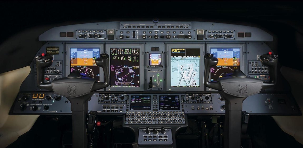 Citation CJ2 +. La tendencia actual no es alquilar un jet privado ni reservar un asiento en "bussiness" con servicio de transfer sino viajar en un avión privado para evitar así los molestos trámites aeroportuarios. Actualmente surcan el cielo 35.000 aviones, de los cuales 7.000 son privados. Repasamos los modelos jet privado más populares entre los poderosos, todos ellos cuestan entre 7,75 y 11,5 millones de euros. Cada hora de vuelo les supone entre 3.500 y 3.800 euros, sin contar los servicios de cátering y otros servicios