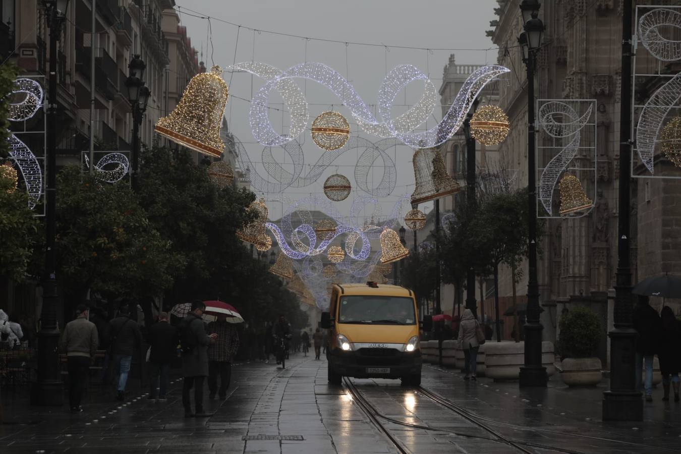 En imágenes, la prueba de iluminación navideña en la avenida de la Constitución de Sevilla