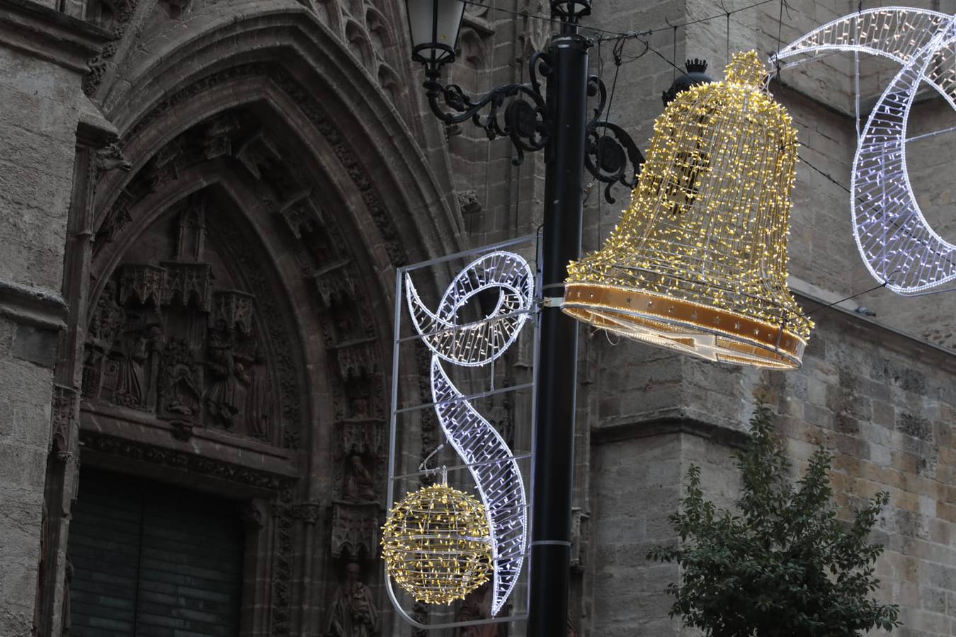 En imágenes, la prueba de iluminación navideña en la avenida de la Constitución de Sevilla