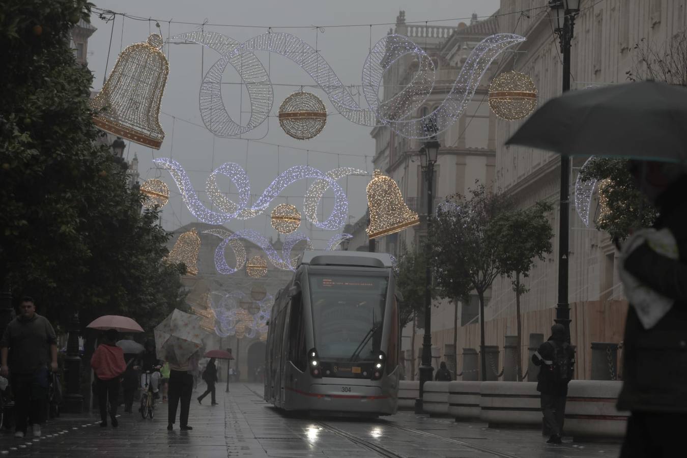 En imágenes, la prueba de iluminación navideña en la avenida de la Constitución de Sevilla