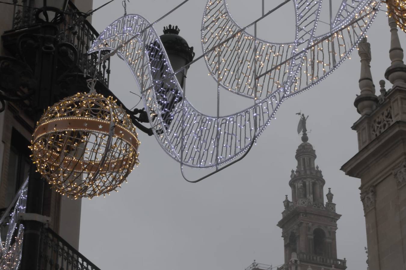 En imágenes, la prueba de iluminación navideña en la avenida de la Constitución de Sevilla