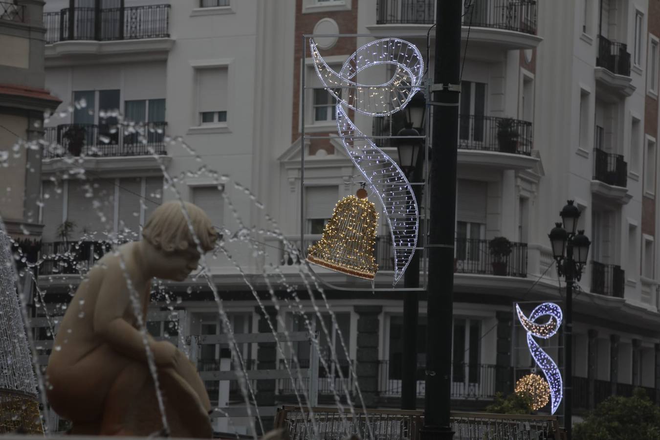 En imágenes, la prueba de iluminación navideña en la avenida de la Constitución de Sevilla