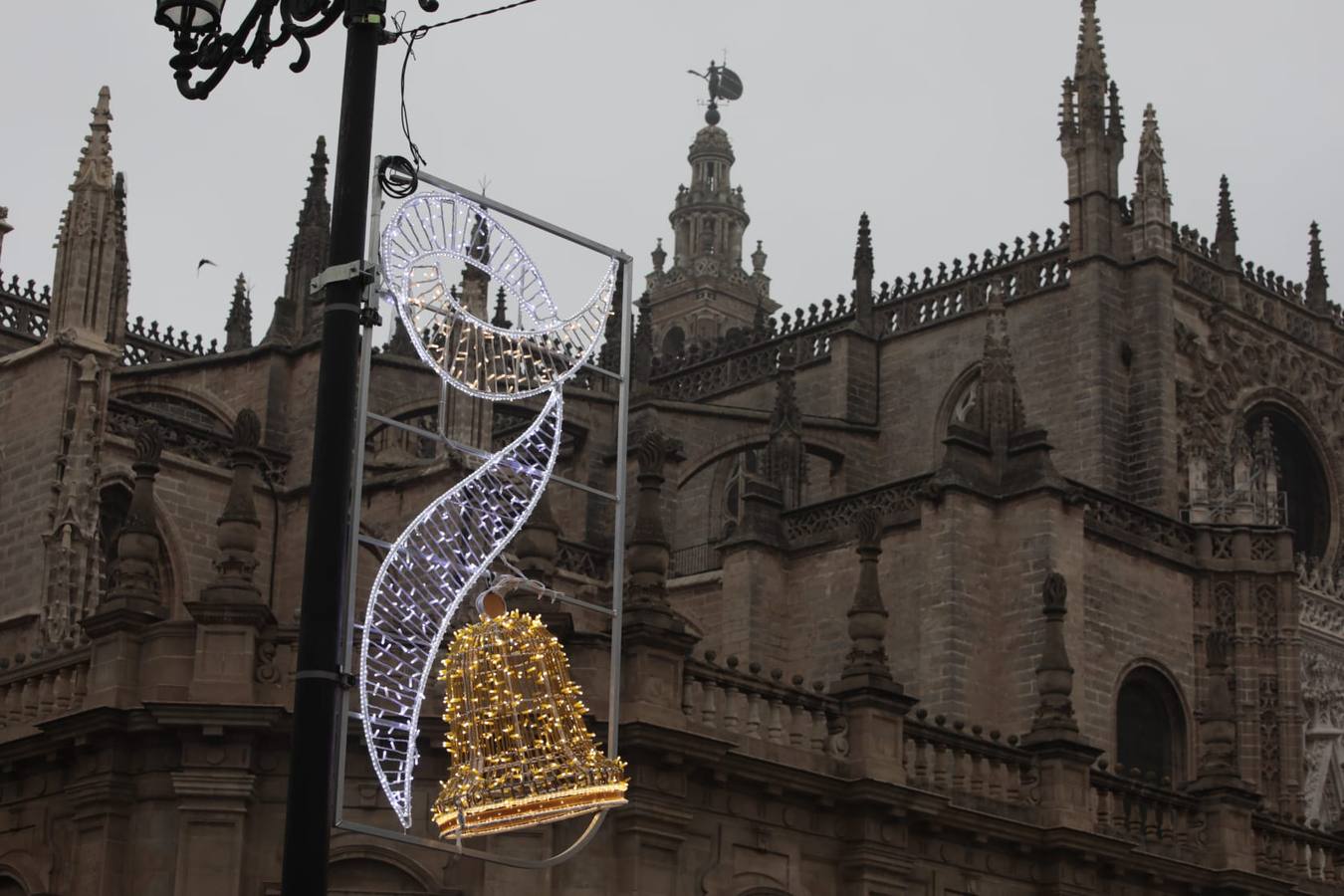 En imágenes, la prueba de iluminación navideña en la avenida de la Constitución de Sevilla