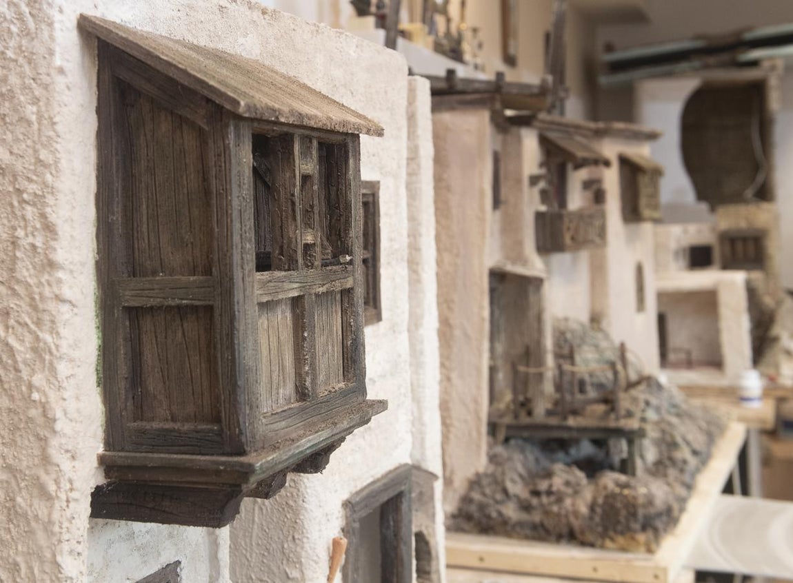 Cuidados detalles. Las puertas y ventanas de madera se envejecen a mano. Las luces también se pintan para rebajar su intensidad.