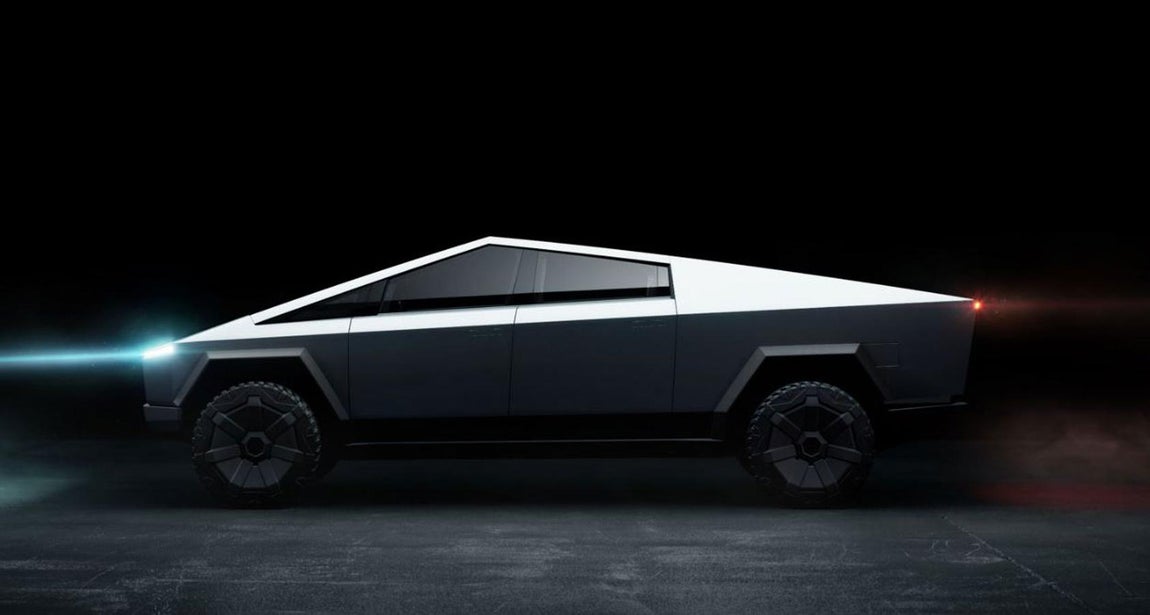 Cybertruck. Su diseño, en efecto, es rompedor y absolutamente novedoso. Se basa en la línea recta, que se recorta en formas musculosas y agresivas. Sus creadores le dieron esa forma a propósito: querían fabricar una furgoneta diferente porque este tipo de automóvil se produce con el mismo corte desde hace 100 años