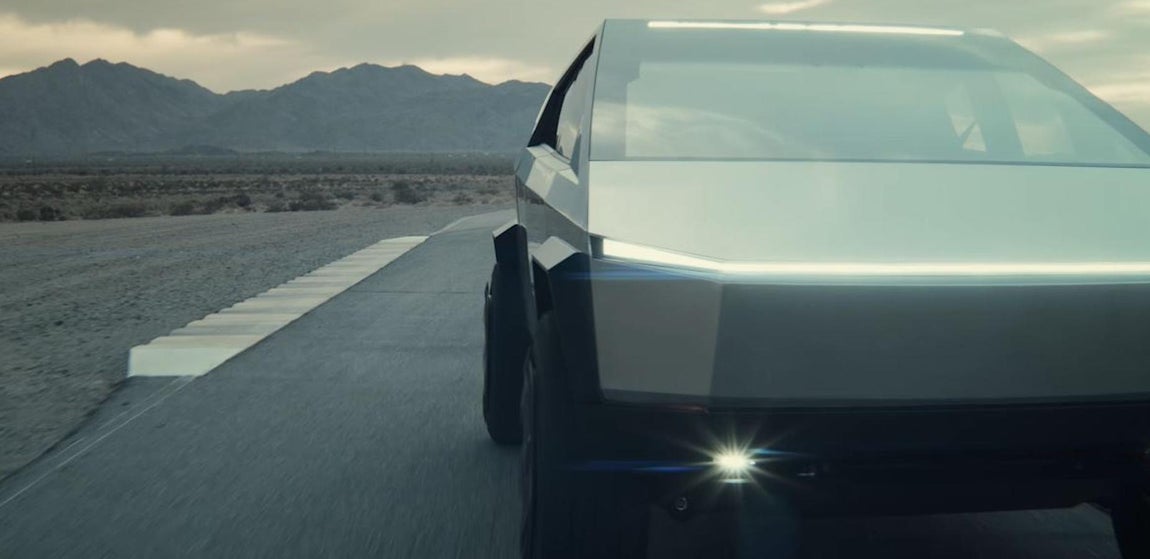 Cybertruck. En su versión motor sencillo la pick up tiene 402 km de autonomía, acelera de 0 a 96,5 en 6,5 segundos, alcanza una velocidad máxima de 177 km/h y cuesta 39.900 dólares (36.249 euros). El segundo modelo monta un propulsor Dual AWD, tiene una autonomía de  483 km, acelera de 0 a 96,5 en 4,5 segundos, alcanza una velocidad máxima de 193 km/h y cuesta 49.900 dólares (45.326 euros). La versión premium de la camioneta, en cambio, se propulsa por un TRI MOTOR AWD, tiene una autonomía de 805 km, acelera de 0 a 96,5 en 2,9 segundos y alcanza una velocidad máxima de 210 km/h. El precio de este vehículo: 69.900  dólares, 63.504 al cambio