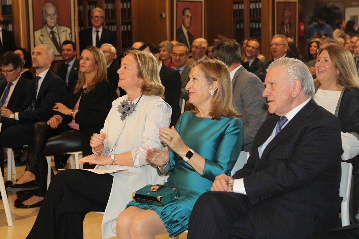 La presidenta editora de ABC, Catalina Luca de Tena, junto a la vicepresidenta del Congreso, Ana Pastor y al doctor Valentín Fuster, galardonado con el Premio ABC Salud al Médico del Año. 