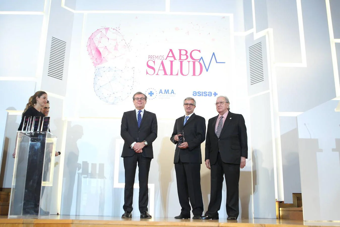 Diego Murillo, presidente de honor de A.M.A., entrega el Premio ABC Salud al Proyecto de Enfermería del Año a SALVANDO LLANETES, de la Universidad de Castilla- La Mancha. 