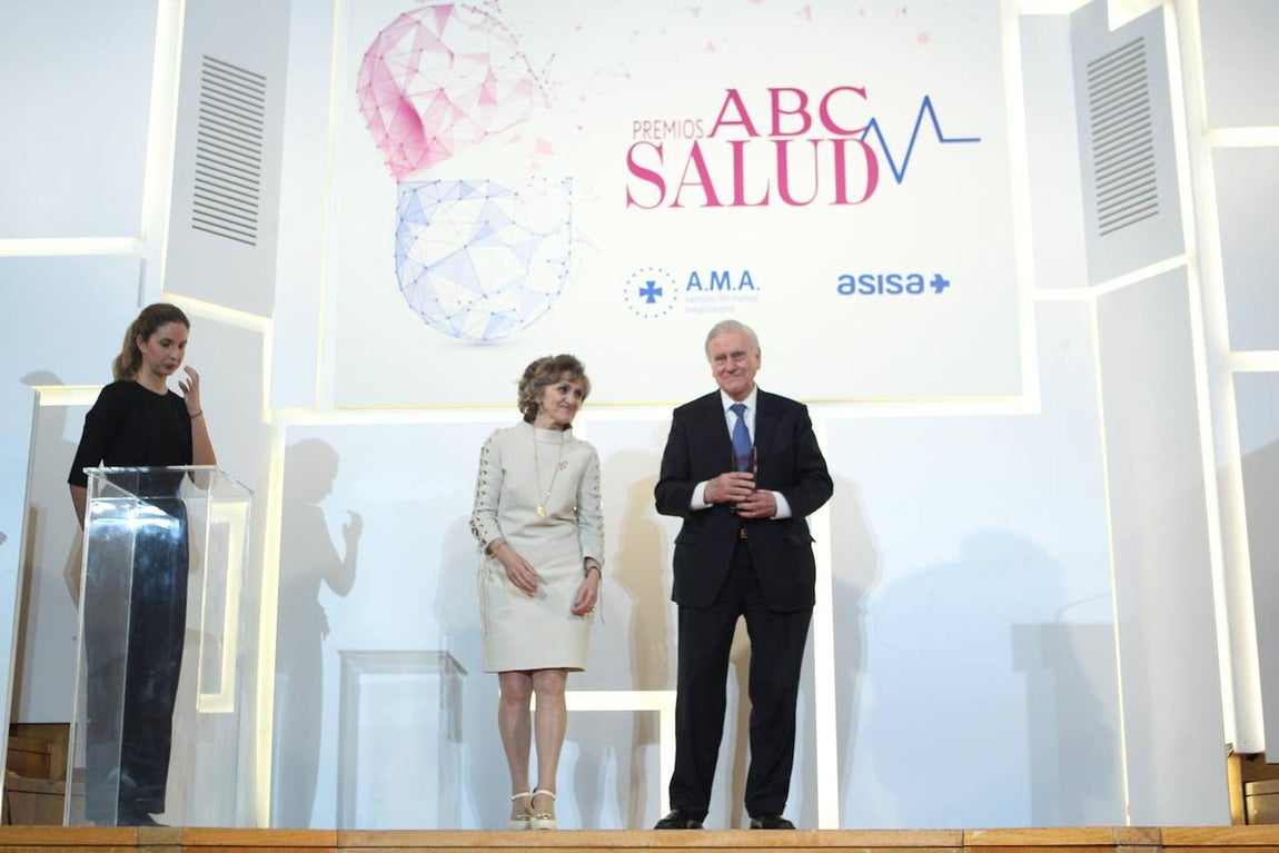 La ministra de Sanidad, Consumo y Bienestar Social, María Luisa Carcedo, entrega el Premio ABC Salud al Médico del Año, el doctor Valentín Fuster. 