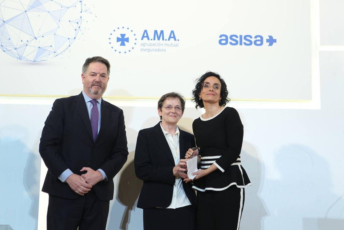 El director de ABC, Bieito Rubido, entrega el Premio ABC Salud al Hospital Privado del Año a Hermanas Hospitalarias del Hospital Beata María Ana. Lo recogen Olga Ginés Ferrero, directora gerennte del Hospital y sor Matilde Porras, superiora provincial. 