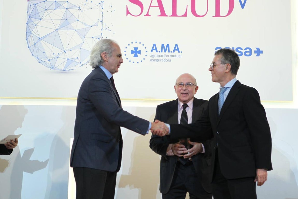 El consejero de Sanidad de la Comunidad de Madrid, Enrique Ruiz Escudero, entrega el Premio ABC Salud al Hospital Público del Año, concedido al Hospital Universitario La Paz, al doctor Manuel López Santamaría y al doctor Gerardo Prieto. 