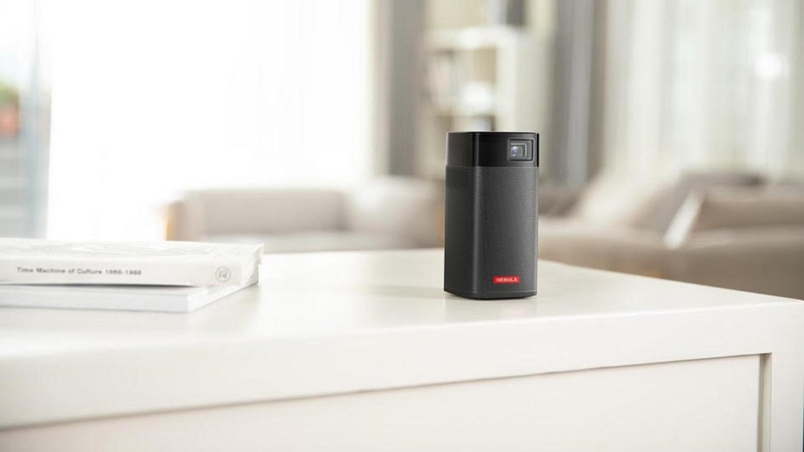 Nebula Apollo. El nuevo proyector de bolsillo Nebula Apollo es cuadrado y destaca por tener una claridad y nitidez sorprendentes gracias a sus 200 ANSI lúmenes. Además, cuenta con 4 horas de batería y una proyección de imagen de hasta 100 pulgadas, o 2.5 metros de longitud. Incorpora Android 7.1, por lo que permite instalar aplicaciones como Netflix o YouTube para visualizar series y películas a través de estas plataformas. También es compatible con Miracast y Airplay, que permite proyectar el contenido del teléfono. Este dispositivo es el primero que cuenta con una pantalla táctil transparente integrada en la parte superior de producto, a través de la cual se podrá controlar de forma muy sencilla el proyector. Y se puede controlar a distancia a través de un mando o con la App Nebula Control. Precio: 329,99 € (precio original: 399 €) A la venta en El Corte Inglés