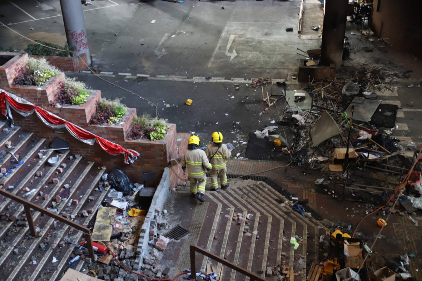 Una avanzadilla de los bomberos ha preparado el camino para la entrada de la Policía en la destrozada Universidad Politécnica de Hong Kong. 