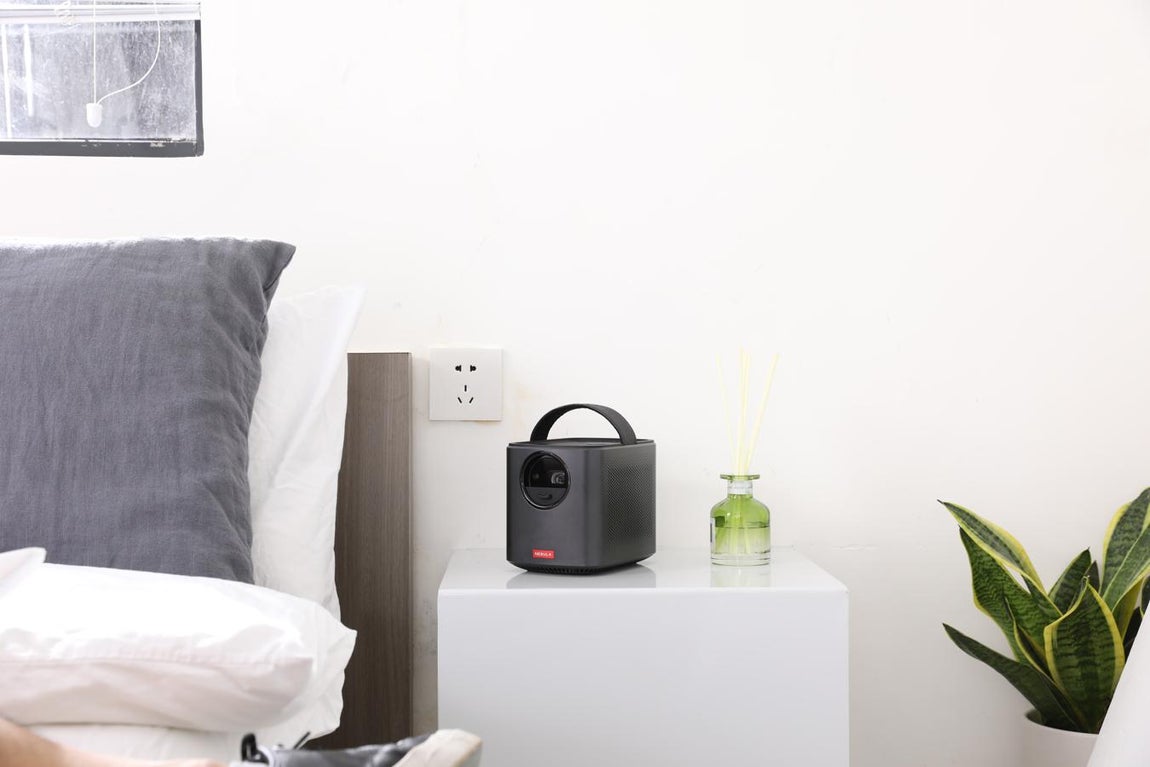 Nebula Mars II. Proyector que cuenta con una excelente calidad de proyección de 150 pulgadas y enfoque automático, además de una batería de larga duración. Asimismo, dispone de audio dual y dos drivers de 10W para inundar cualquier habitación con un audio de excelente calidad. Incorpora Android 7.1, lo que permite disfrutar de apps como Netflix. Es compatible con Miracast y Airplay, que permite proyectar el contenido del teléfono. El proyector estará disponible a 429,99€ (Precio original: 599 €) en Worten y Fnac