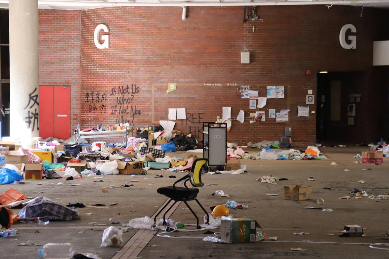 Tras la batalla campal de hace once días, con destrozos y pintadas por doquier y un olor nauseabundo por la basura que se está pudriendo, la Politécnica de Hong Kong parece el escenario de un apocalipsis zomb. 