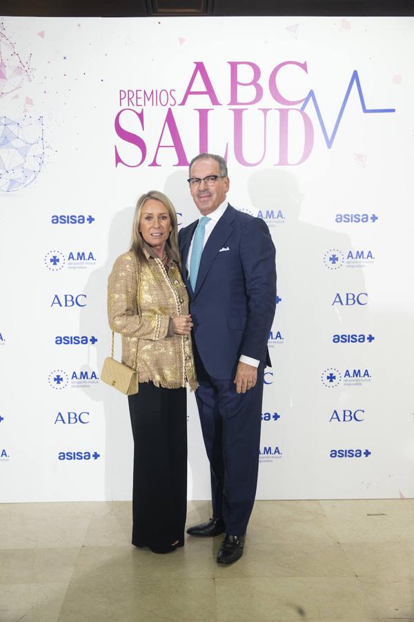 Enrique Puras, jefe del Departamento de Cirugía vascular del Hospital Quirón Madrid y Marina Castaño, periodista. 