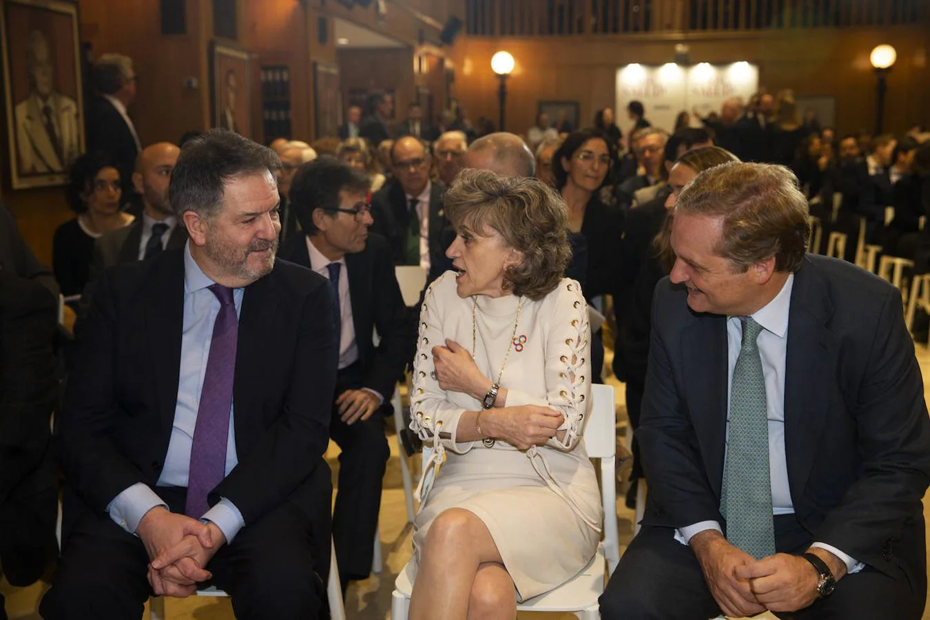 El director de ABC, Bieito Rubido, la ministra de Sanidad, María Luisa Carcedo y el presidente de Vocento, Ignacio Ybarra. 