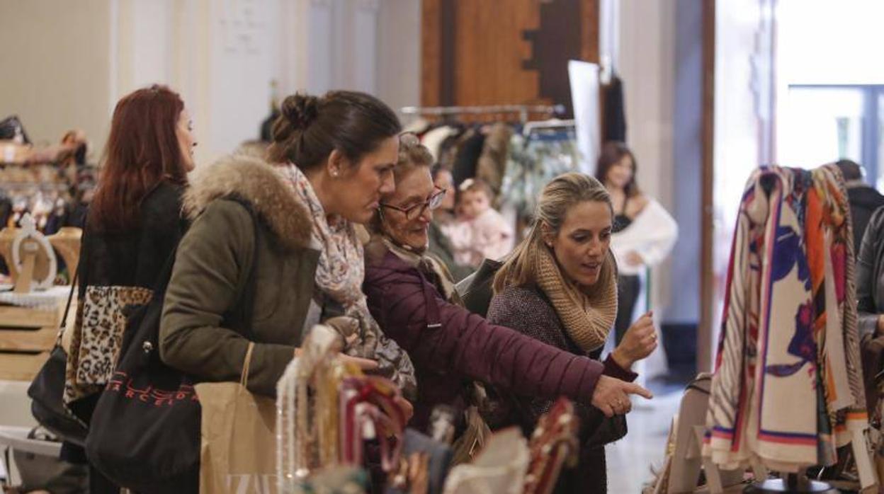 El mercadillo solidario de San Rafael de Alzheimer de Córdoba, en imágenes