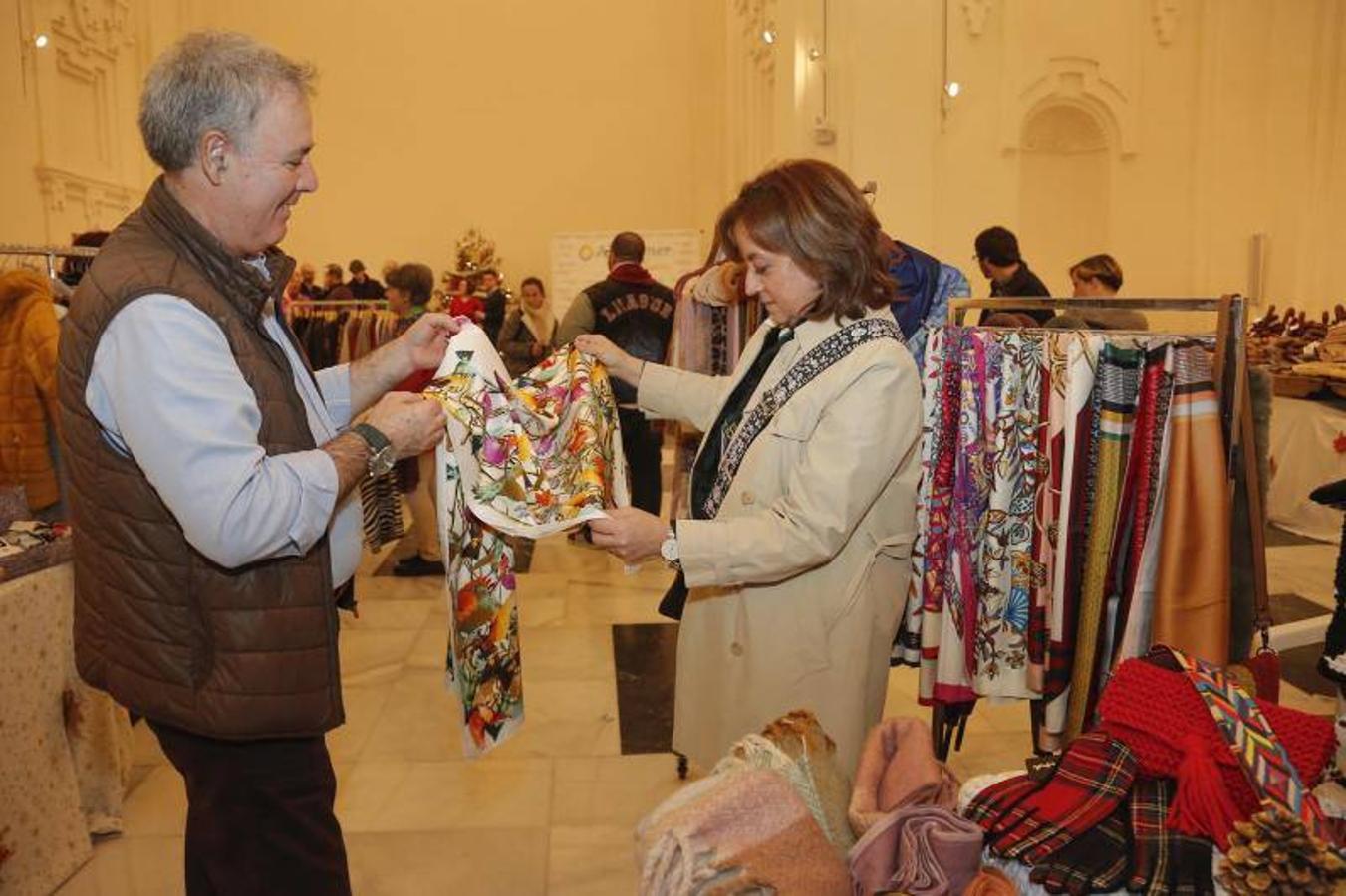 El mercadillo solidario de San Rafael de Alzheimer de Córdoba, en imágenes