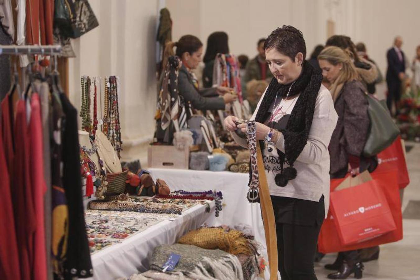 El mercadillo solidario de San Rafael de Alzheimer de Córdoba, en imágenes