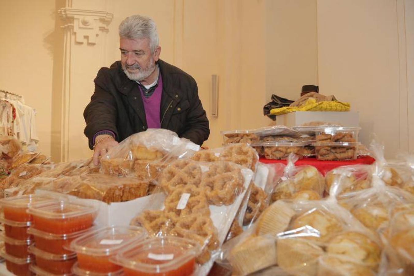 El mercadillo solidario de San Rafael de Alzheimer de Córdoba, en imágenes