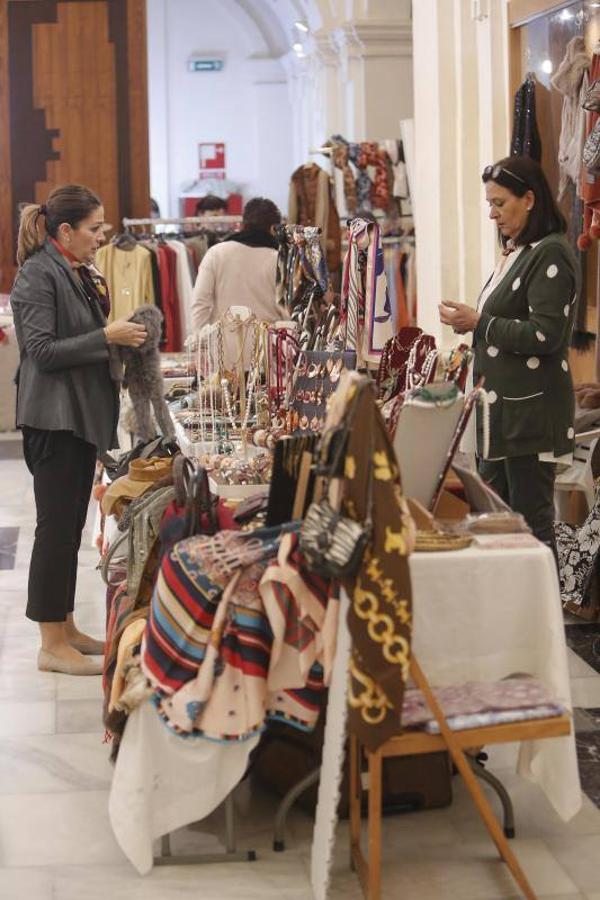 El mercadillo solidario de San Rafael de Alzheimer de Córdoba, en imágenes