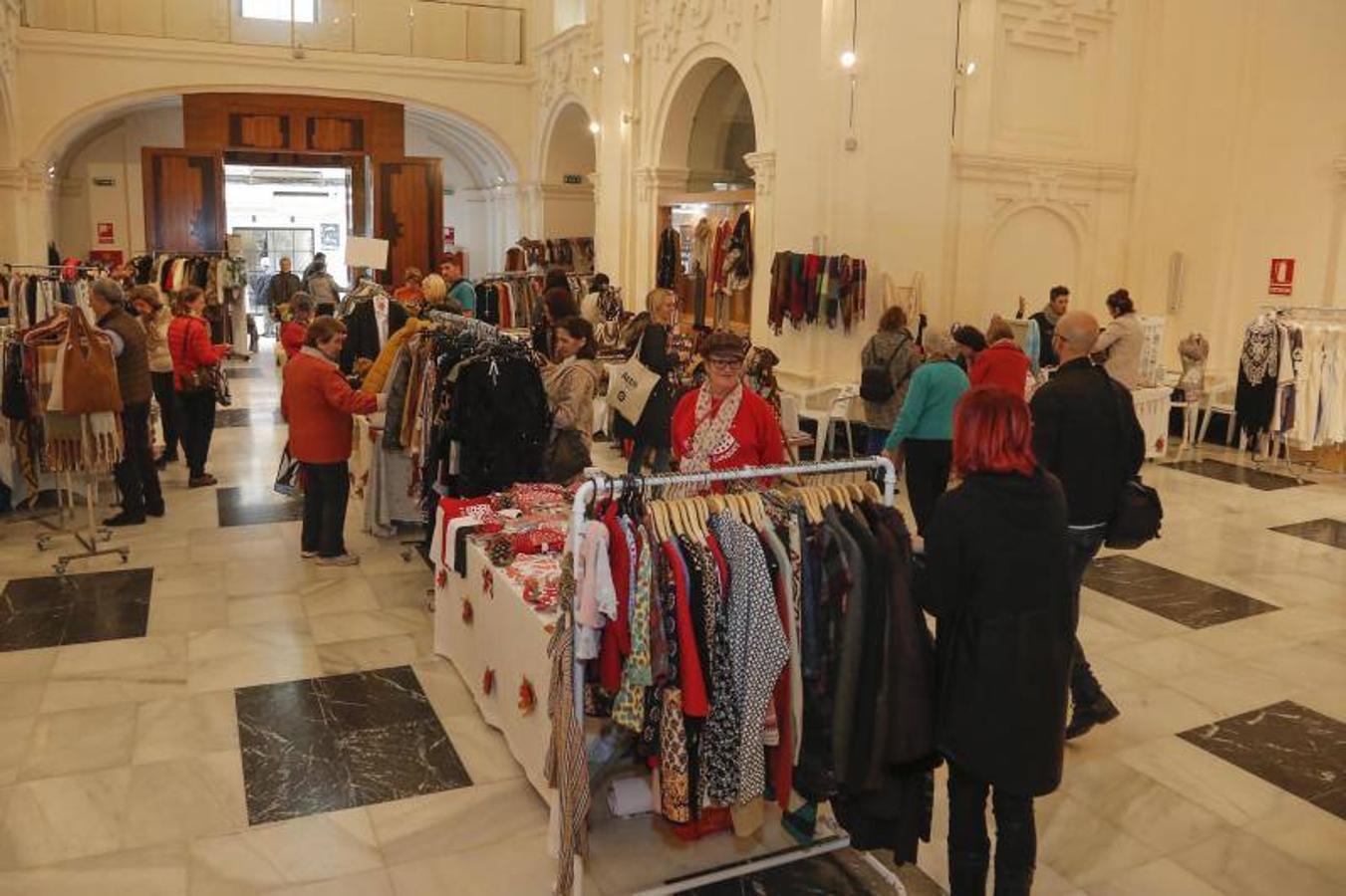 El mercadillo solidario de San Rafael de Alzheimer de Córdoba, en imágenes