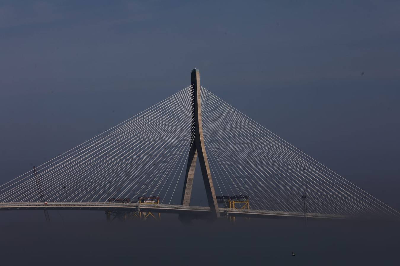 La magia de Cádiz, envuelta en la niebla