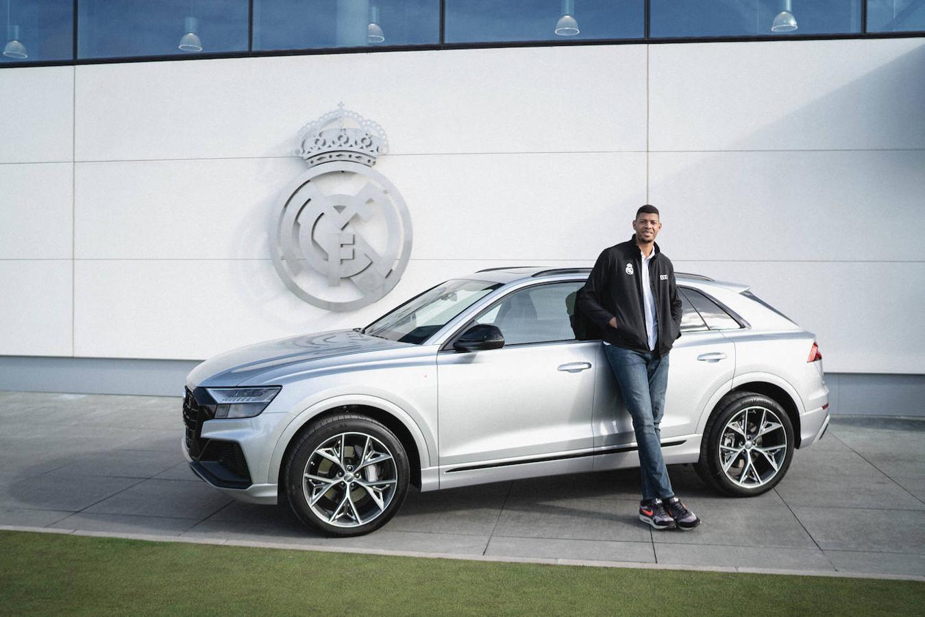 Los coches de la primera plantilla del equipo de baloncesto del Real Madrid, en imágenes