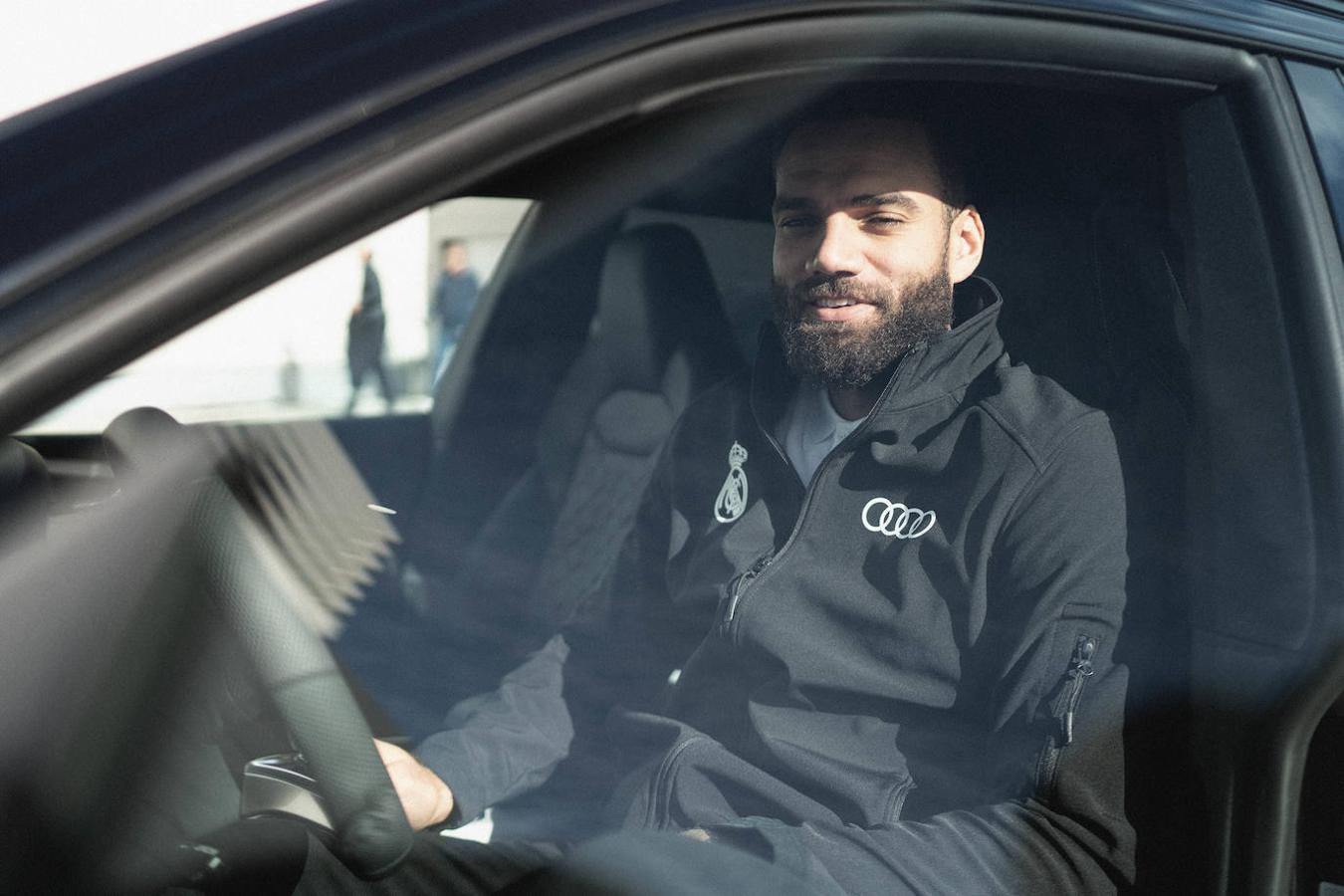 Los coches de la primera plantilla del equipo de baloncesto del Real Madrid, en imágenes