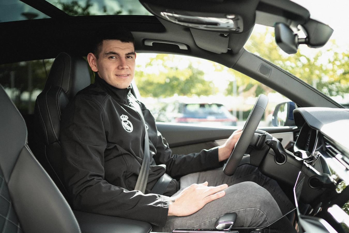 Los coches de la primera plantilla del equipo de baloncesto del Real Madrid, en imágenes