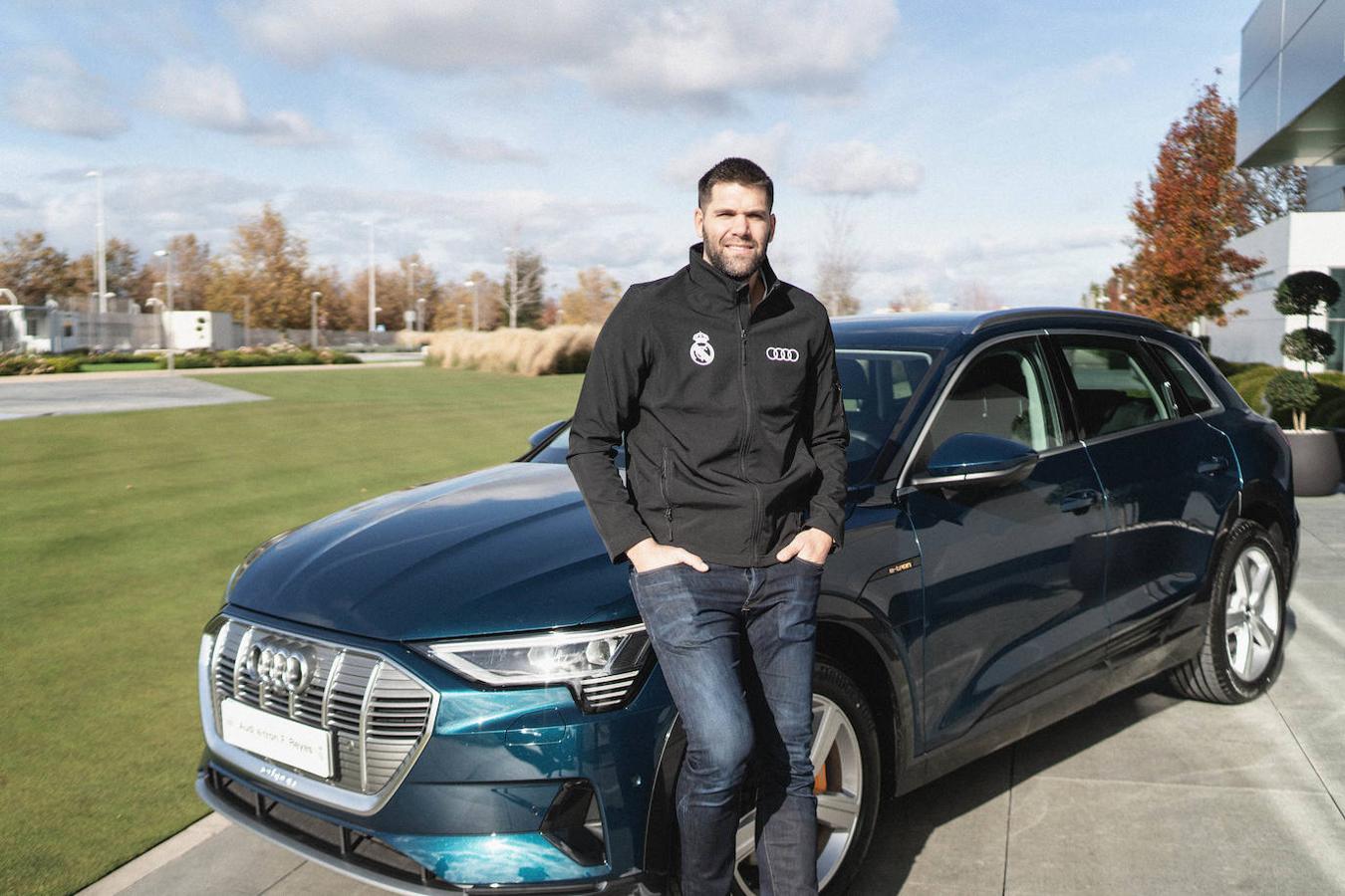 Los coches de la primera plantilla del equipo de baloncesto del Real Madrid, en imágenes