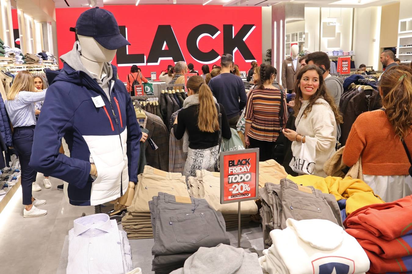 El Black Friday aterriza en los comercios del centro comercial Lagoh