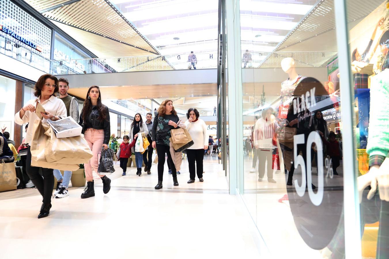 El Black Friday aterriza en los comercios del centro comercial Lagoh