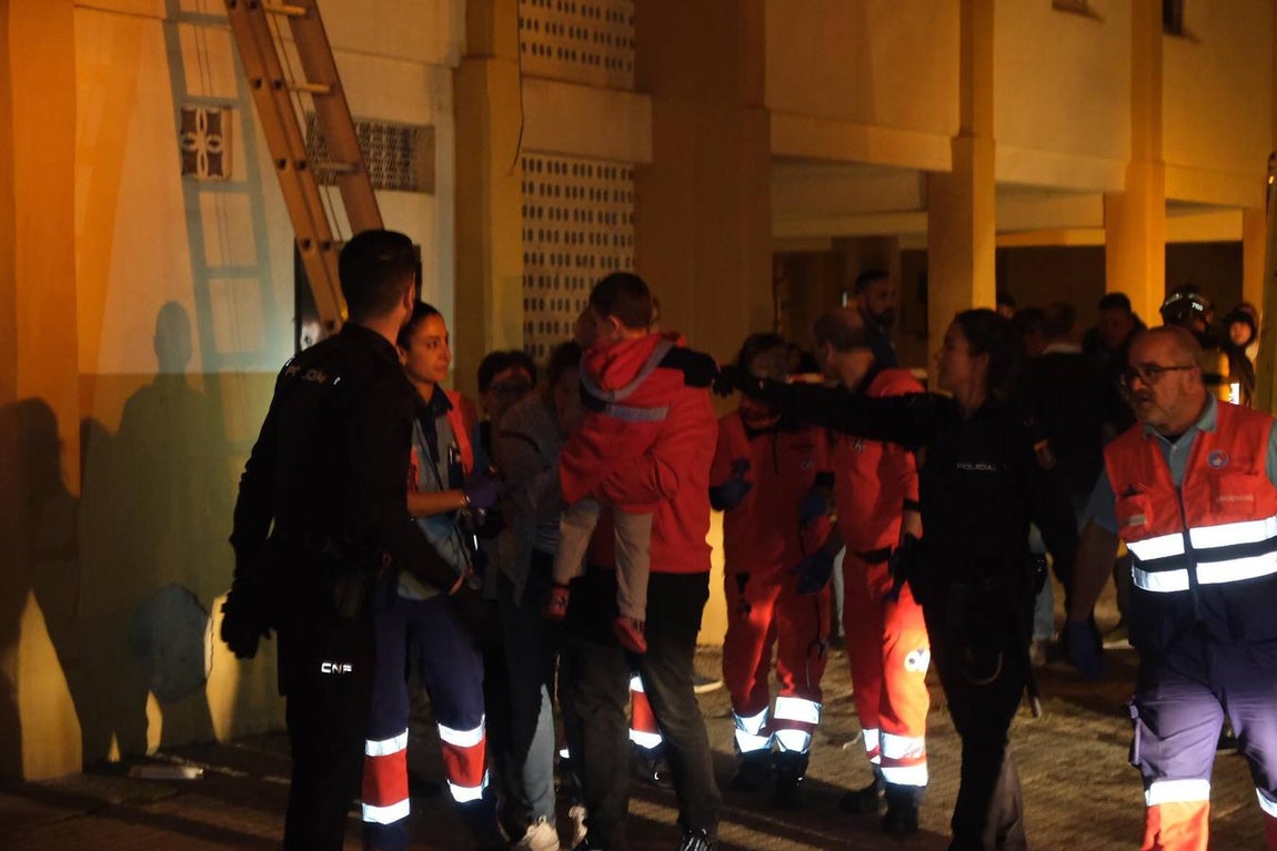 Fotos: Trágico desenlace en un incendio en Puerto Real, en la plaza de la Alegría