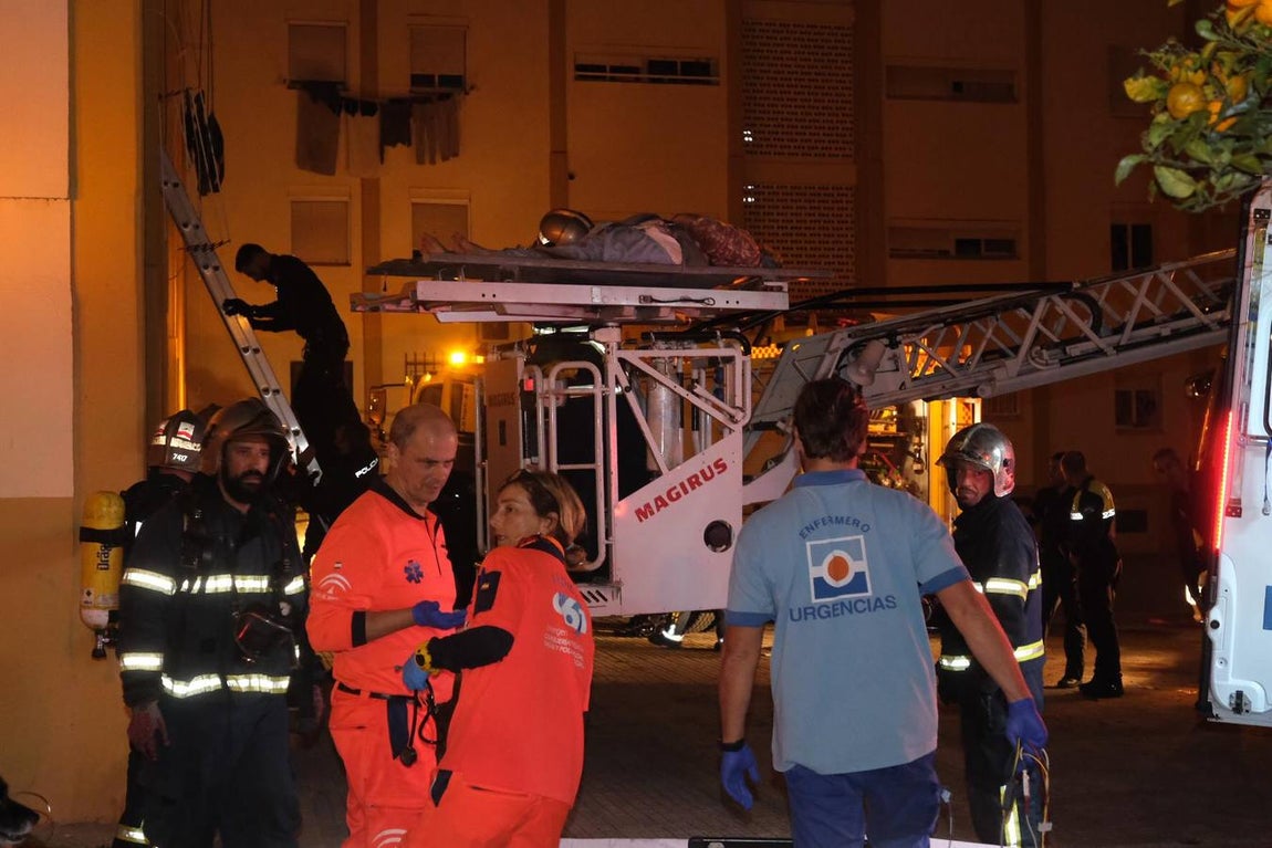 Fotos: Trágico desenlace en un incendio en Puerto Real, en la plaza de la Alegría