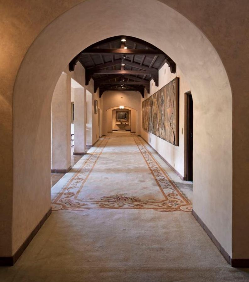 The beverly House. No es la primera vez que beverly House sale al mercado, lo había hecho en 2016 con un precio mucho más alto: 195 millones de euros. No encontró comprador y el precio se reduce este año a 135 millones. beverly House está construida en una finca privada de 14.164m2. La mansión mide 4.645 m2