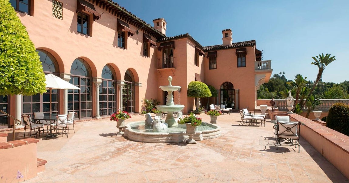 The Beverly House. En los jardines hay espacio para hacer deporte y para disfrutar la vida al aire libre. El espacio por donde los hombres de Vito Corleone entraron en la mansión están repletos de mobiliario, esculturas y fuentes