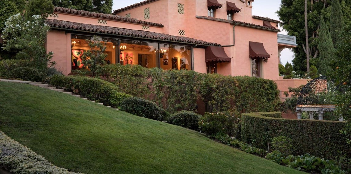 The Beverly House. La vivienda principal cumple todos los requisitos del estilo Mediterráneo, exportado a Estados Unidos por un la gran ola de emigrantes hispanos que hicieron fortuna en la región. Se reconoce en las tejas, los arcos, las columnas, el pavimento de terrazo y el color salmón que se imprime en la fachada