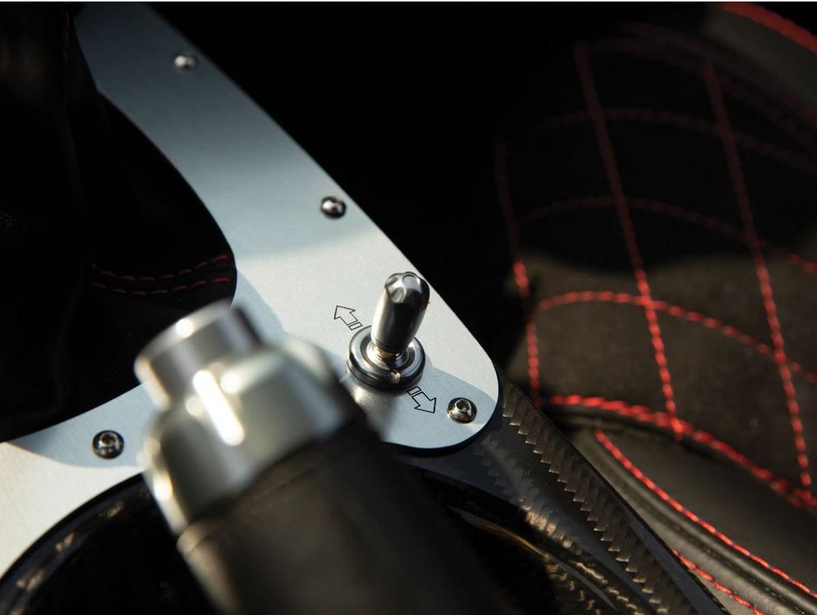 Pagani Zonda Aether de 2017. Otras características inspiradas en Zonda R son los conductos del freno trasero junto con las rejillas del alerón delantero vistas por primera vez en el Cinque. Como es uno de los últimos Zondas construidos, el Aether también se beneficia del estilo Pagani reciente con detalles aerodinámicos inspirados en el roadster Huayra sobre las luces traseras, situadas sobre el alerón, firmado con la especificación '760'