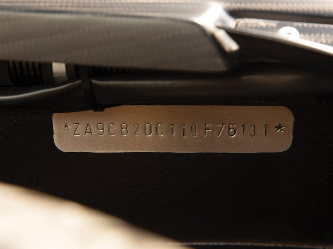 Pagani Zonda Aether de 2017. Pagani no pudo evitar hacer algunas excepciones y fabricar algunos Zonda después de 2013. En 2017, alumbró este One-Off que la casa Sotheby's pone a la venta al mejor postor el próximo 30 de noviembre. Los propietarios de este tipo de automóvil no suelen deshacerse de ellos, el último Pagani salió a subasta hace 7 años y en esta ocasión, la desaparición del modelo lo revaloriza considerablemente en el mercado.