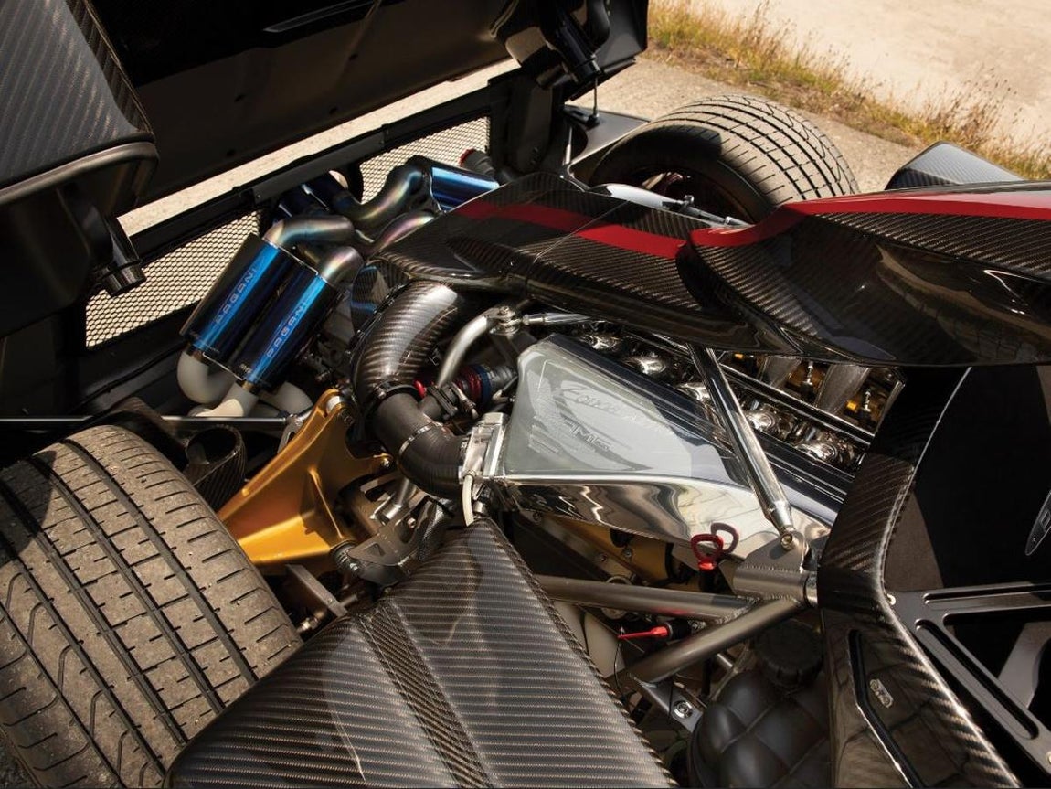 Pagani Zonda Aether de 2017. La atención al detalle y la búsqueda de la perfección de Pagani tuvo consecuencias: tardó siete años en terminar el primer Zonda C12, un tiempo increíble tomando como referencia el ritmo de desarrollo de otros superdeportivos. Este proyecto era una empresa muy personal para Horacio Pagani. La presentación de su primer automóvil fue en 1999 en el Salón del Automóvil de Ginebra. El Zonda C12 impresionó a los periodistas. Pasaron años hasta que Pagani Automobili fabricara sus siguientes superdeportivos porque los consideraba como una forma de arte (sin comprometer nunca a la ingeniería)