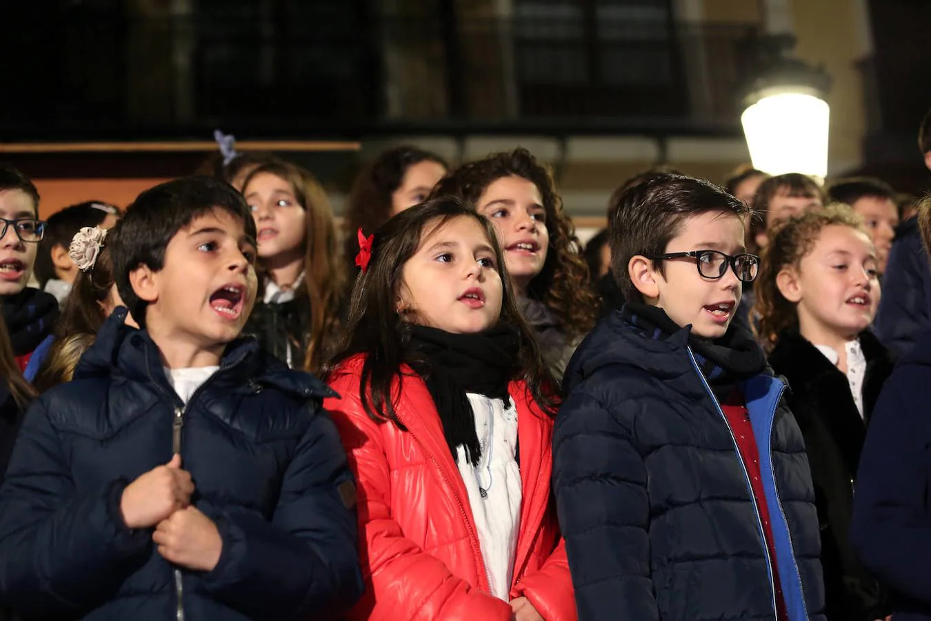 Niños y niñas del Coro «Jacinto Guerrero» durante su actuación en Zocodover. 