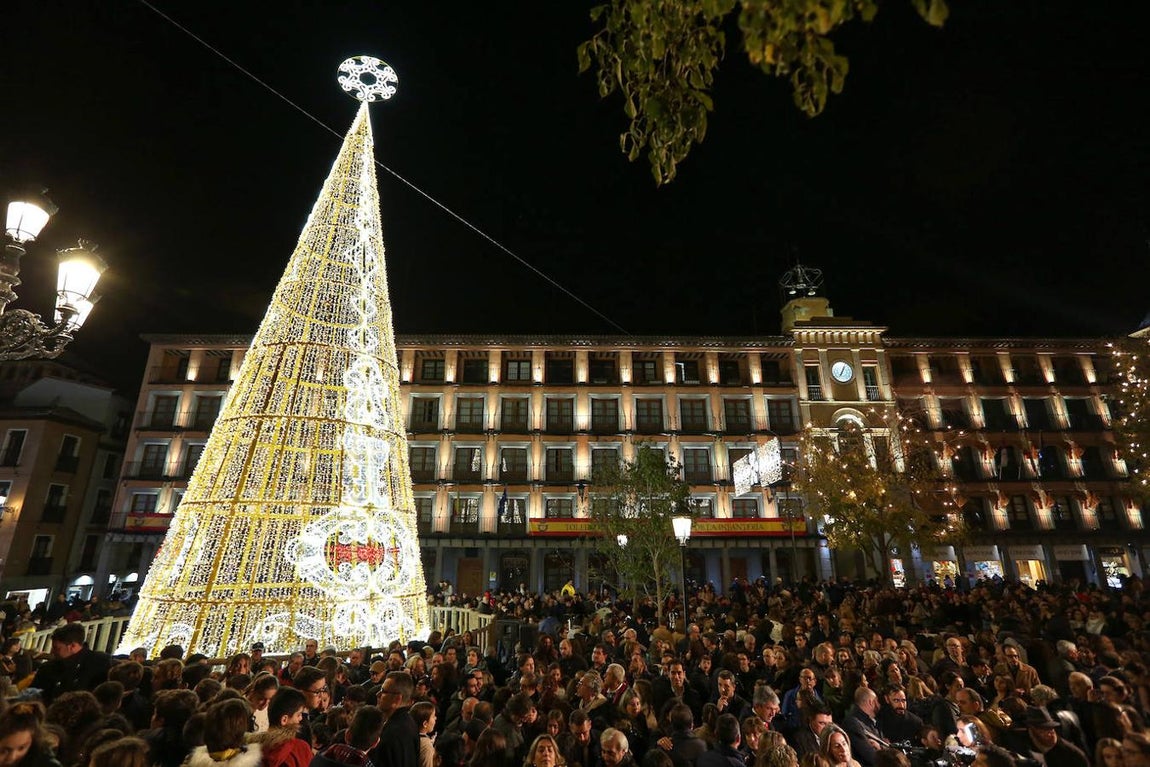 La plaza de Zocodover repleta de gente. 