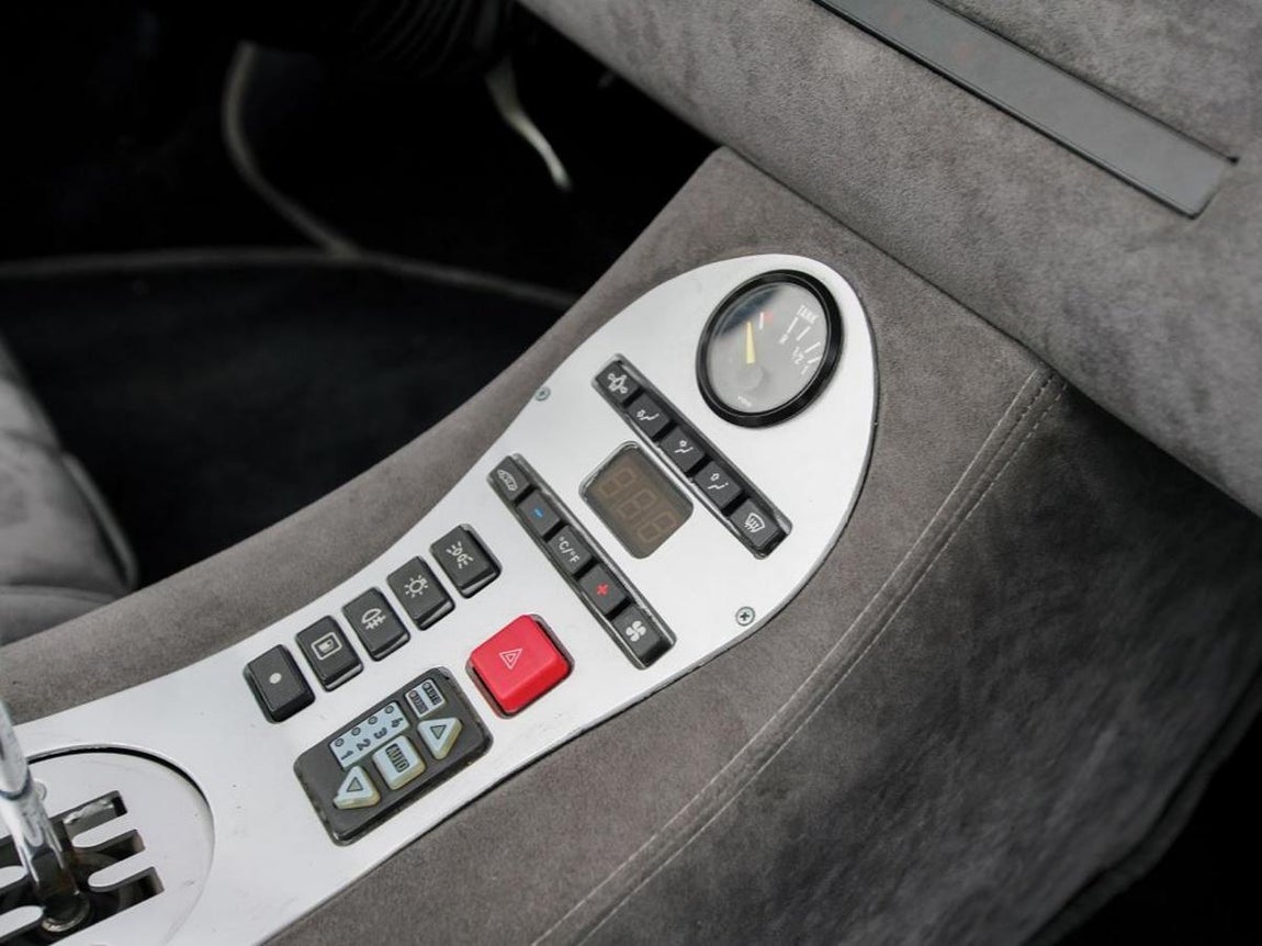 Lamborghini Zagato Concept 1990. En 2008 se exhibió en el Concurso de Elegancia de Pebble Beach antes de ser llevado al Reino Unido poco después. Es tan llamativo hoy como debe haber sido en 1996 y se presenta en perfectas condiciones en todo su esquema de color verde marino original con un interior envuelto en Alcantara gris oscuro