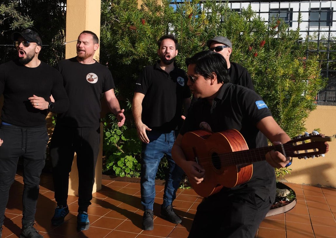 FOTOS: La comparsa uruguaya &#039;La gaditana que volvió&#039;, en Cádiz para probarse los tipos