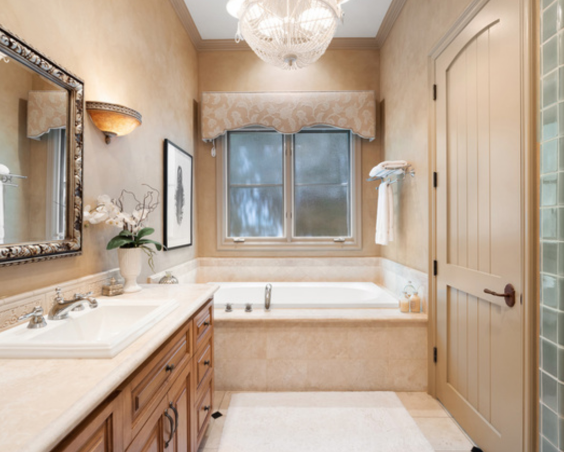 La mansión de Beverly Hills de Britney Spears. En la decoración de los cuartos de baño existe una gran variedad. Desde aquellos más vintage con papel pintado en las paredes, hasta este relajante espacio con bañera y mueble con doble seno perfecto para parejas que se preparen juntas cada mañana.