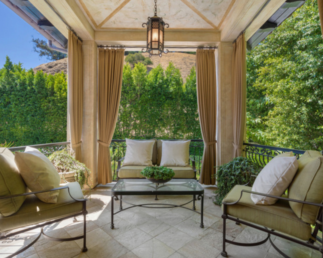 La mansión de Beverly Hills de Britney Spears. Sus diferentes espacios exteriores te transportan, por su concepción y decoración, directamente a la Toscana. Su piscina de agua salada es la joya de la corna de este relajante espacio.