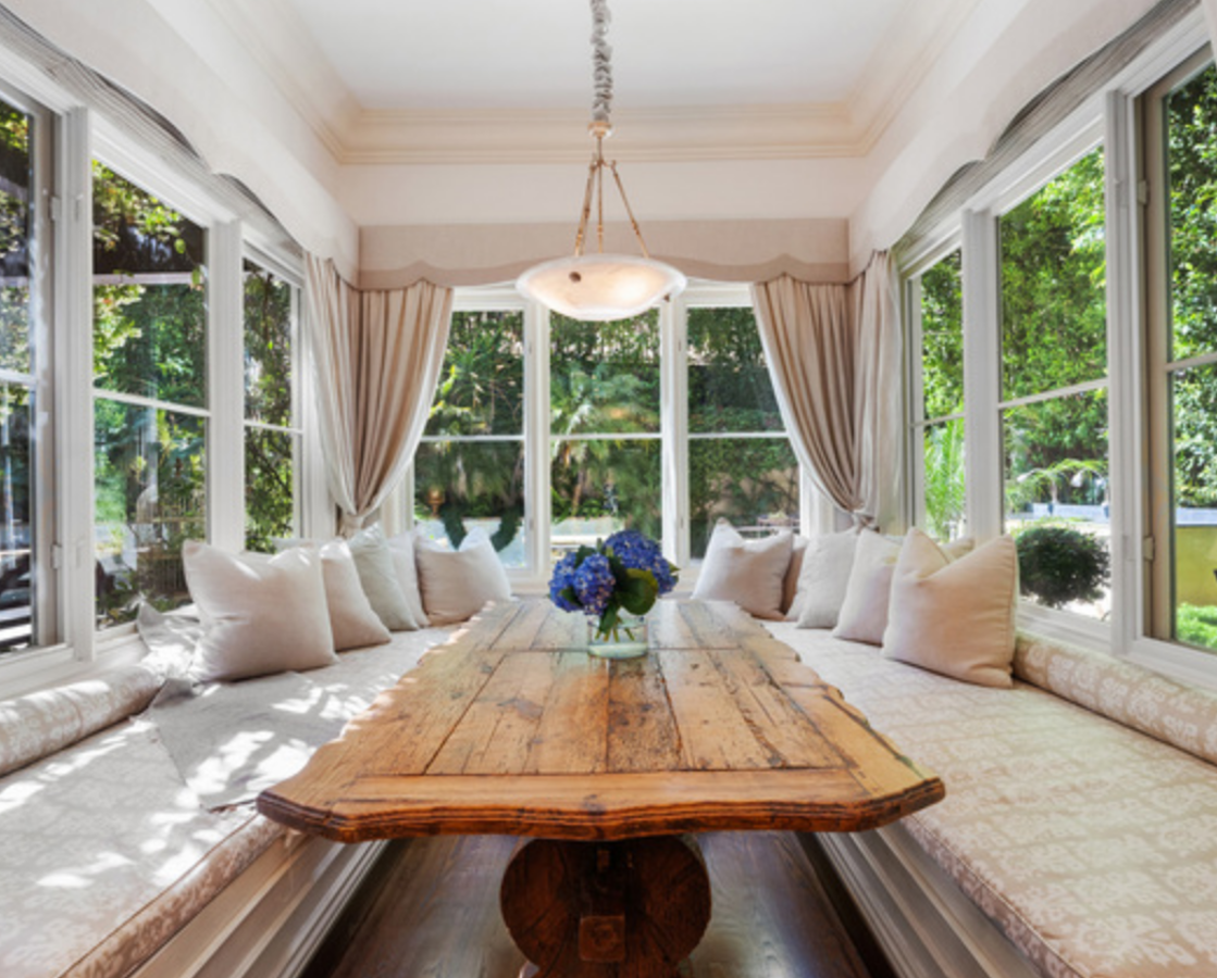 La mansión de Beverly Hills de Britney Spears. Pegada a la cocina está este office con banco de madera presidido por una gran mesa y rodeado de grandes ventanales, detalle que lo convierte en un espacio perfecto para desayunar cada mañana mientras se disfruta de las vistas y la tranquilidad del vecindario.